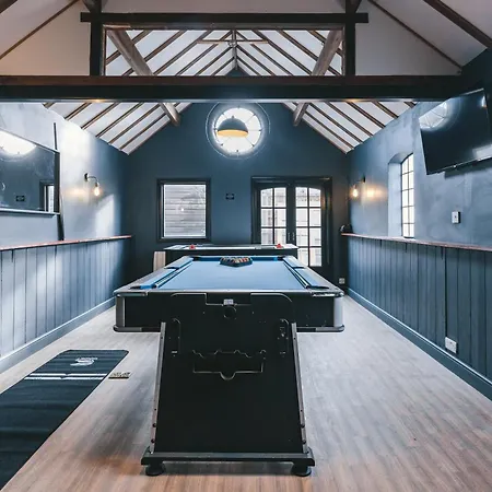 House With A Cinema And Games Room, Sleeps 17 Shrewsbury Exterior photo