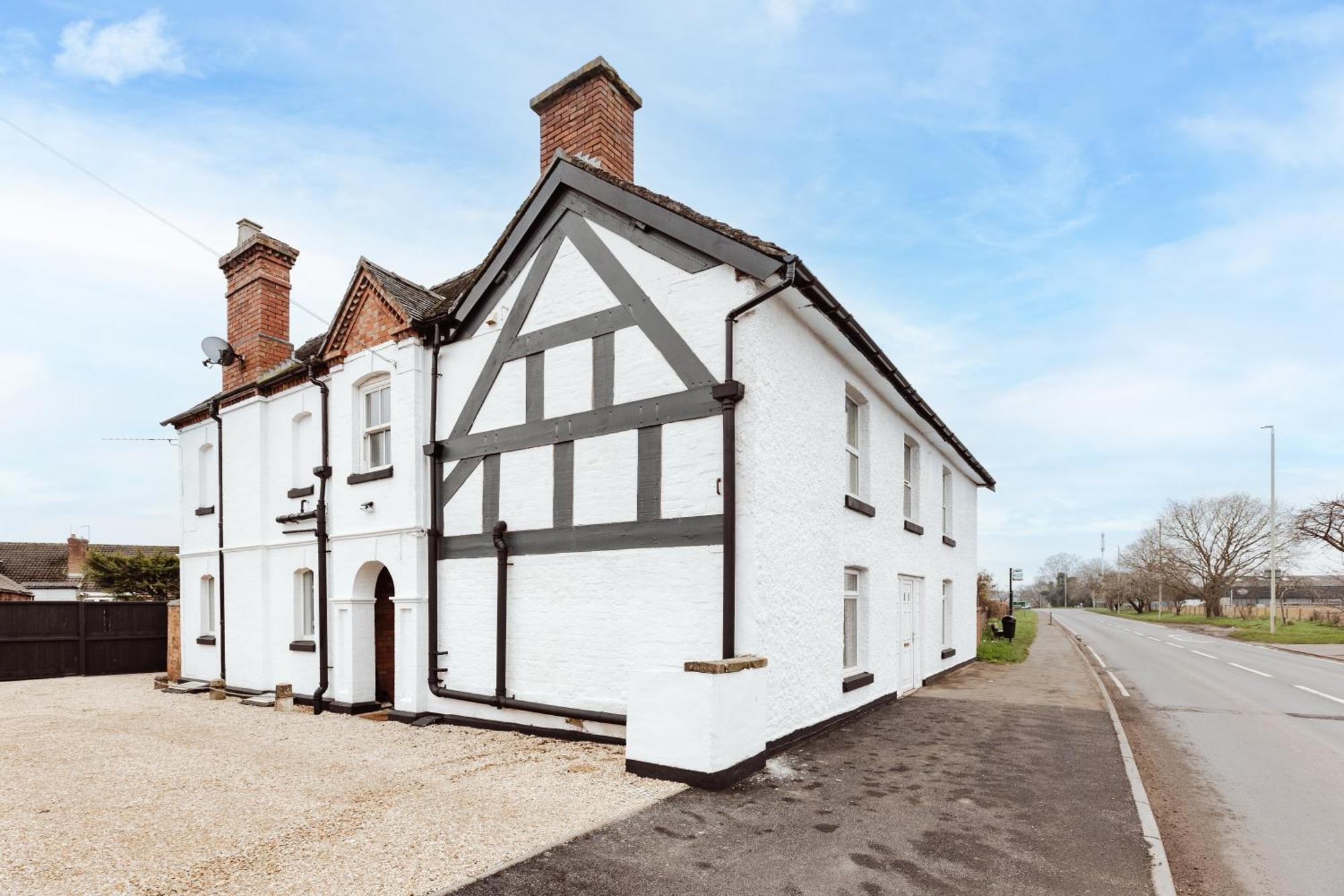House With A Cinema And Games Room, Sleeps 17 *