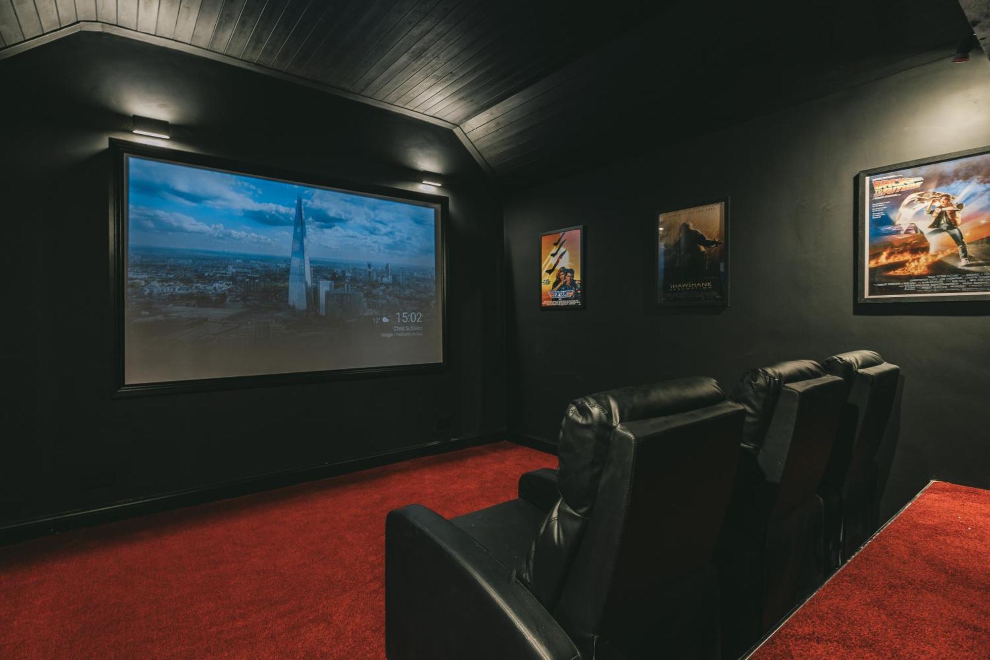 House With A Cinema And Games Room, Sleeps 17 *